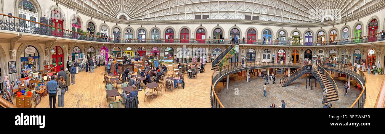 Vista molto ampia all'interno del Leeds Corn Exchange, un punto di riferimento storico di Cuthbert Brodrick, ora utilizzato per lo shopping indie. Foto Stock