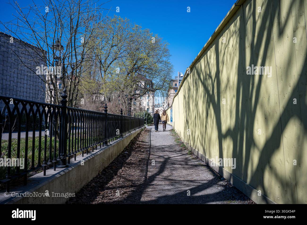 La recinzione verde di Blasieholmen a Stoccolma fa parte dei preparativi per l'estensione della linea blu della metropolitana di Stoccolma Foto Stock