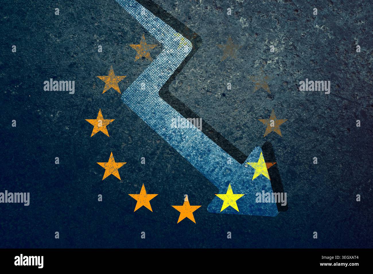 Grafico della bandiera dell'unione europea su uno sfondo testurizzato che mostra una freccia verso il basso, che simboleggia le lotte economiche, le sfide finanziarie e il potenziale di una crisi all'interno dell'ue Foto Stock