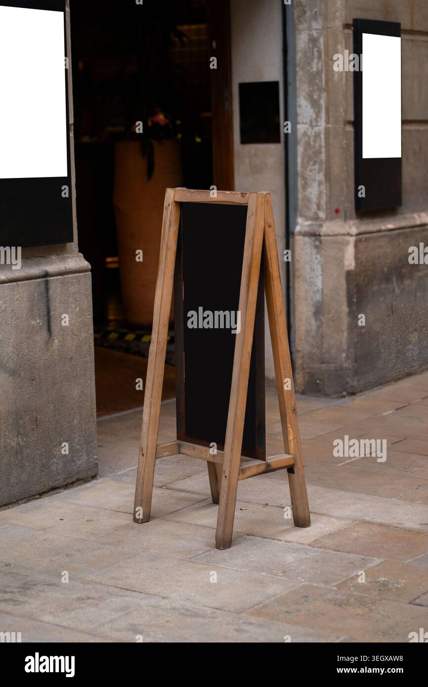 Lavagna a sandwich vuota in legno con area menu nera vuota Foto Stock