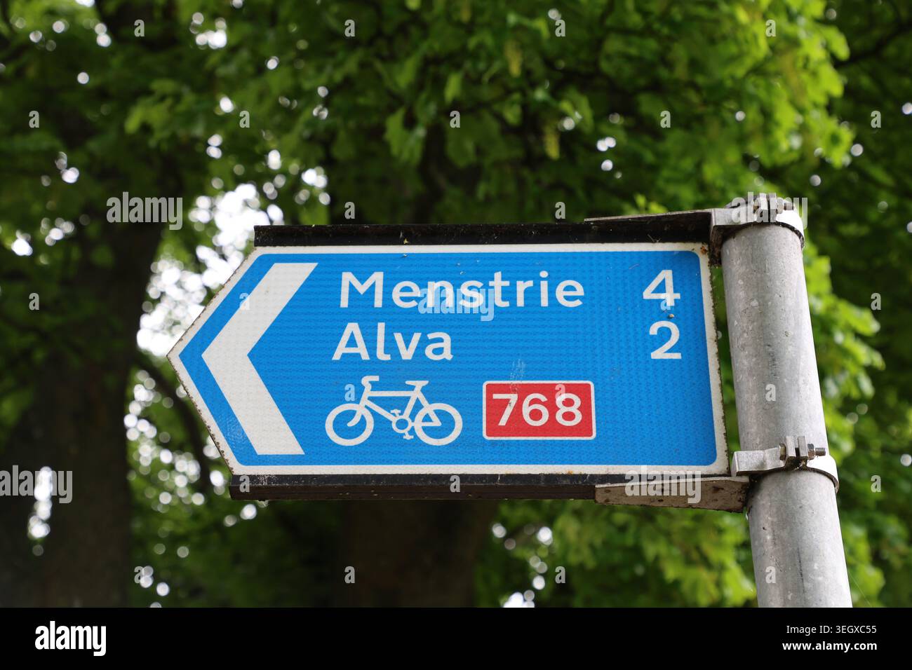 Segui le indicazioni sulla ciclabile 768 per Menstrie e Alva a Tillicoultry Clackmannanshire, Scozia, luglio 2026 Foto Stock