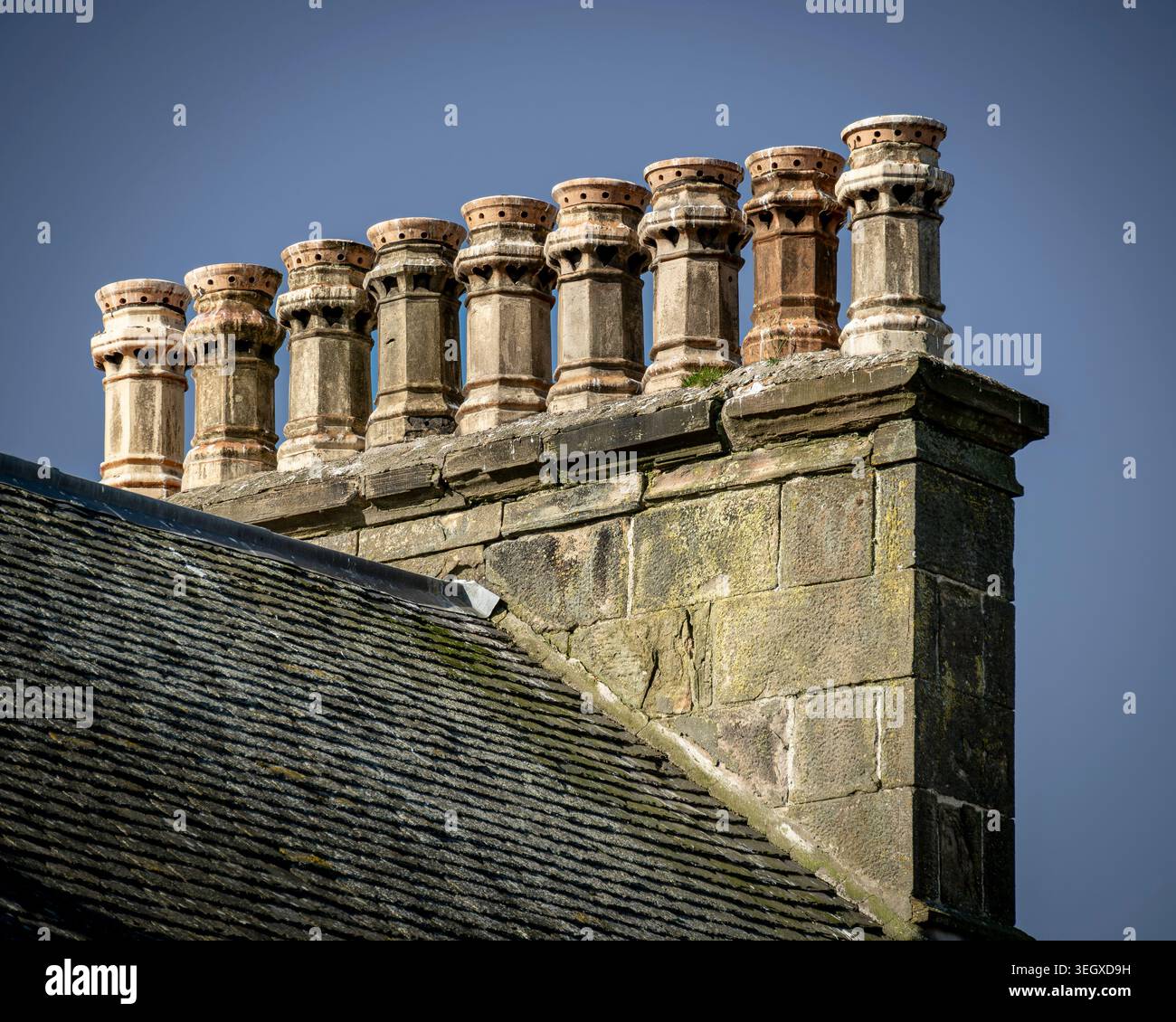 Nove canne fumarie ornate in cima a un camino a Invergordon, Scozia Foto Stock