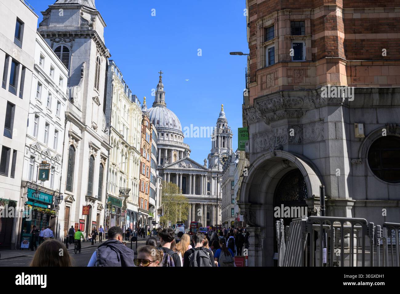 Ammira Fleet Street verso la cattedrale di St Pauls a Londra, catturando l'architettura storica, la prospettiva urbana e il simbolo della città. Foto Stock