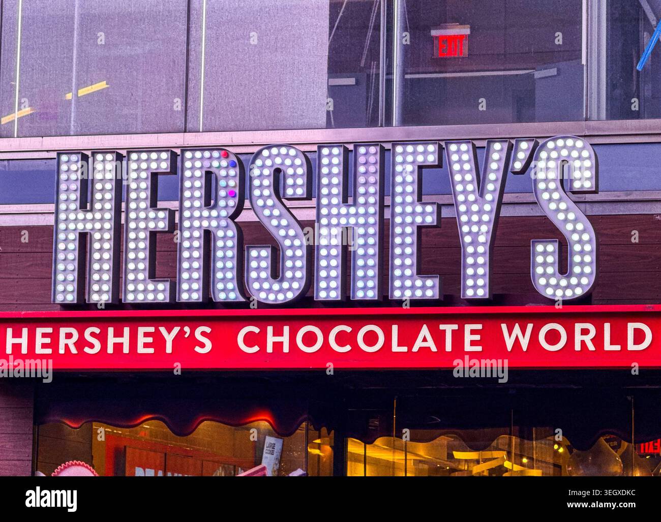 New York City, New York, Stati Uniti d'America - 11 gennaio 2026: Vista esterna del negozio di cioccolato Hershey's a Times Square a New York. - Immagine stock catturata con smartphone