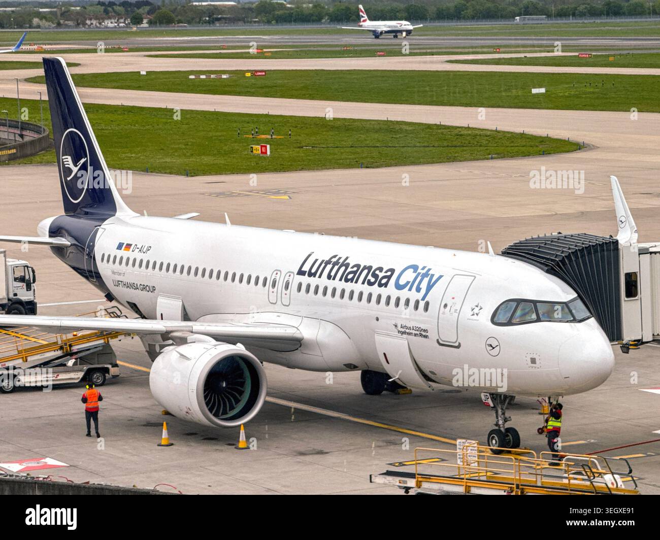 Londra, Inghilterra, Regno Unito - 11 aprile 2026: Airbus A320 Neo JET (registrazione D-AIJP) operato dalle compagnie aeree Lufthansa City. Foto Stock