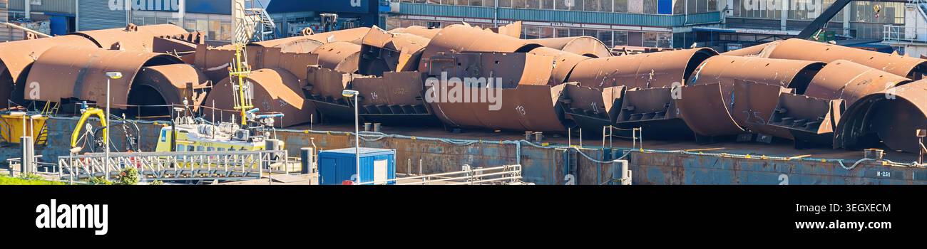 Sezioni di tubi in un guscio su una chiatta lungo il Neuiwe Maas a Rotterdam, Olanda Foto Stock