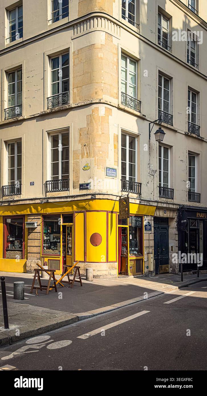 Parigi, Francia, 25 marzo 2025, veduta di la Dernière Goutte, enoteca nel 6° distretto della capitale. Foto Stock