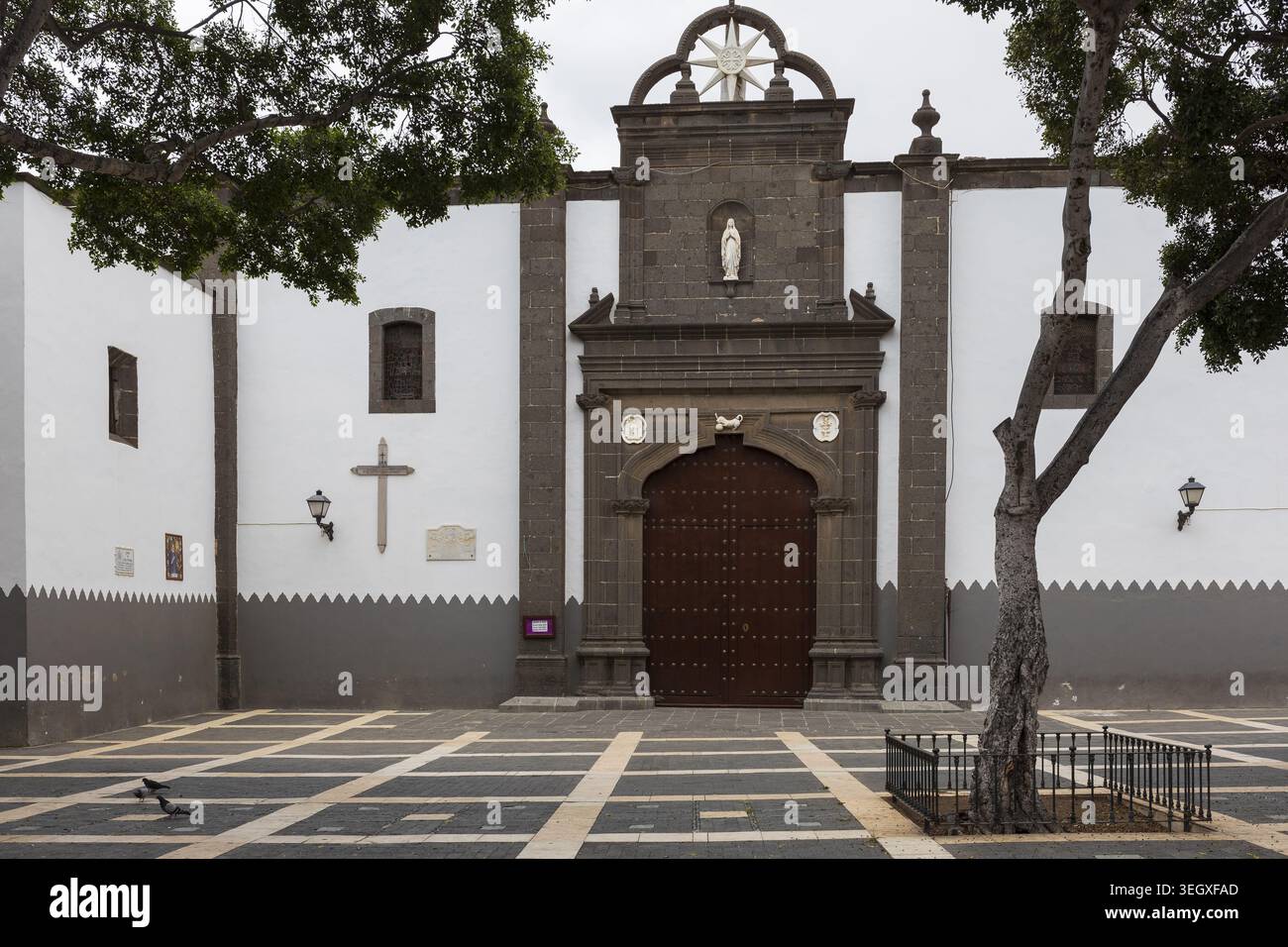 Facciata storica della chiesa e piazza tranquilla a Las Palmas de Gran Canaria, Isole Canarie, Spagna. Foto Stock