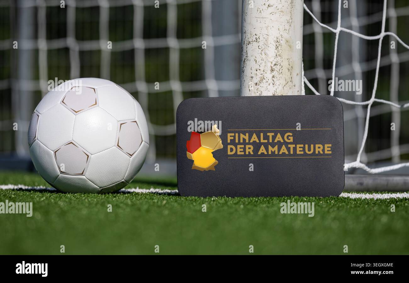 Football, finali amatoriali 2026: Calcio su un campo da calcio e un cartello con il logo ufficiale (inserito digitalmente) Foto Stock