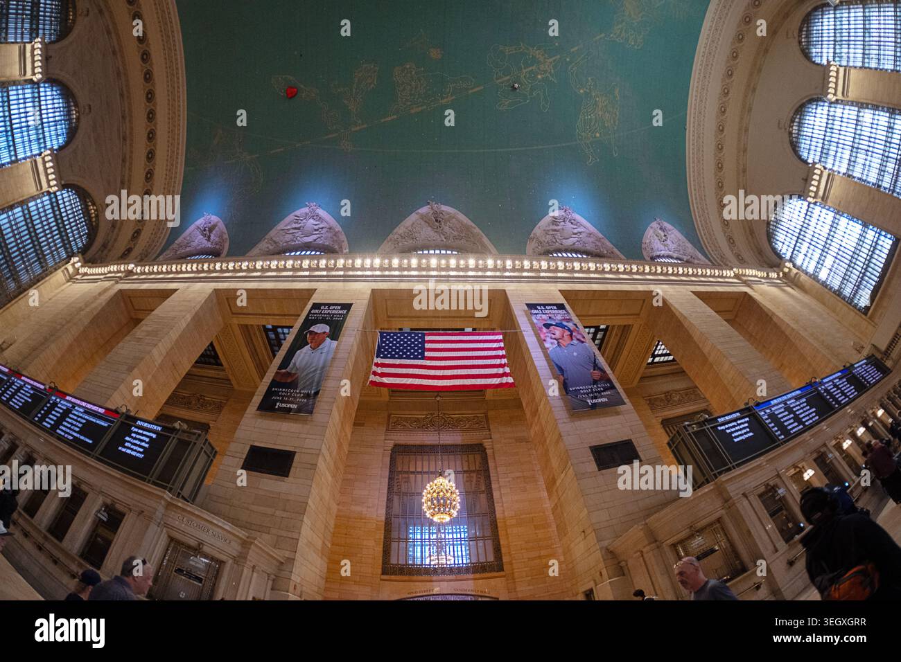Una vista a occhio di pesce del Main Concourse presso la Grand Central Station di Manhattan. Foto Stock