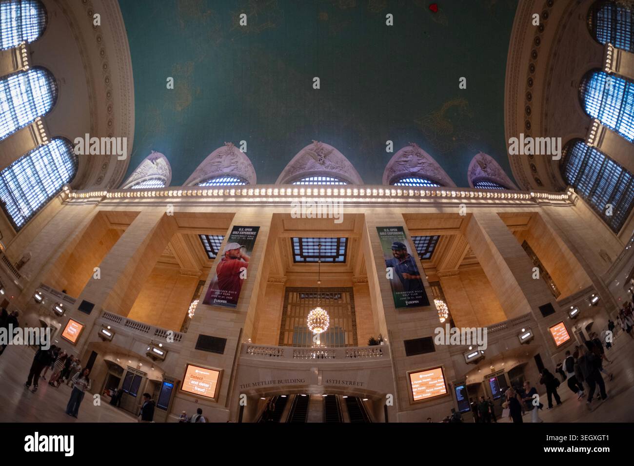 Una vista a occhio di pesce del Main Concourse presso la Grand Central Station di Manhattan. Foto Stock