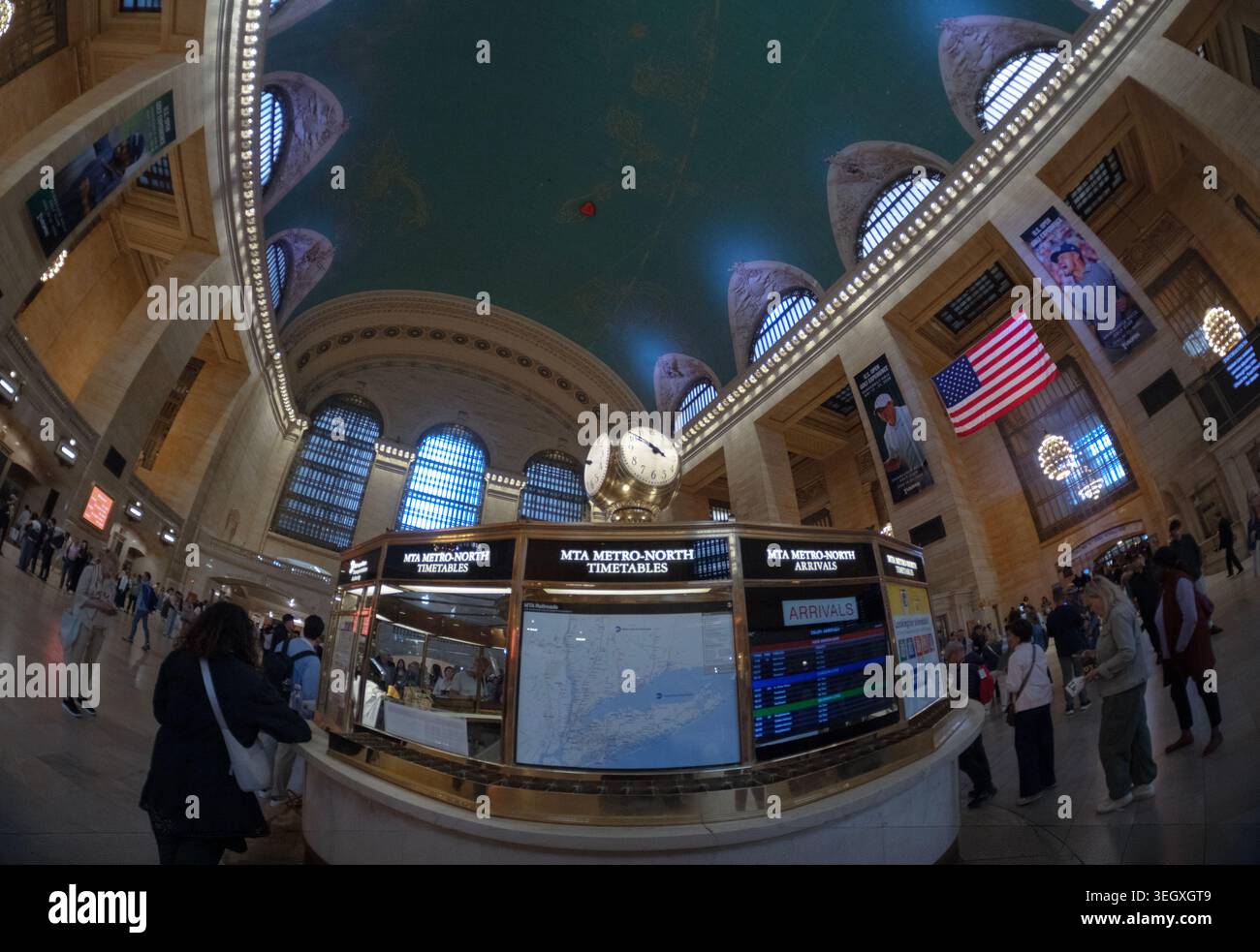 Una vista con obiettivo fisheye dell'atrio principale della Grand Central Station con lo stand informativo e l'orologio a 4 facce. A Midtown Manhattan, New York. Foto Stock