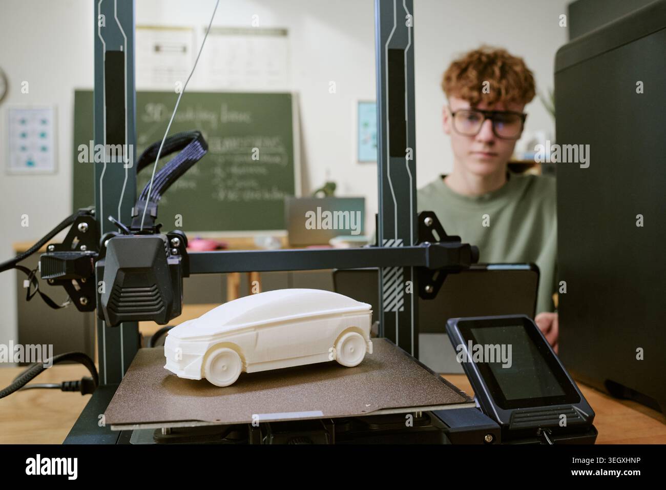 Teenager Boy monitora la stampa 3d per il progetto di apprendimento dello stelo Foto Stock