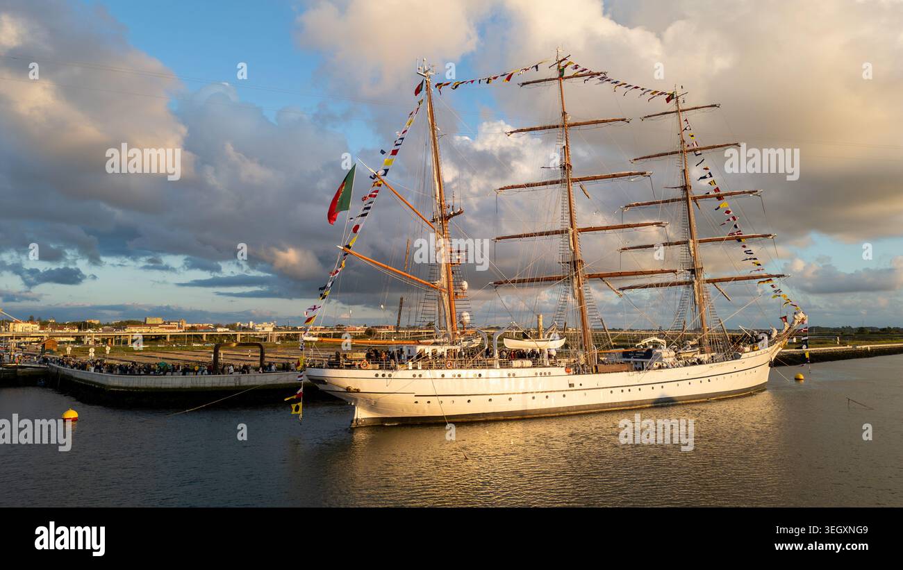 Vista aerea del sommergibile NRP Sagres decorato con bandiere di segnalazione che navigano sul Canal de Aveiro vicino alle saline di Aveiro, Aveiro, Portogallo. Foto Stock
