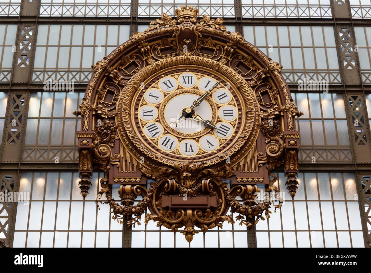 Parigi, Francia-maggio 19,2026: Spettacolare primo piano dell'iconico orologio dorato decorato sulla facciata del museo Osay. Riccamente decorato con scr barocco Foto Stock