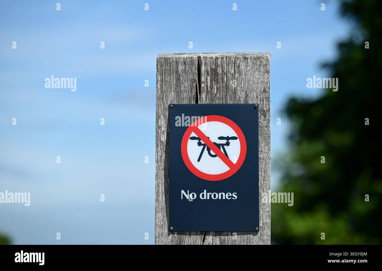 No Drones allowed sign at Devils Dyke on the South Downs Way appena a nord di Brighton, Sussex, UK 2026 Foto Stock