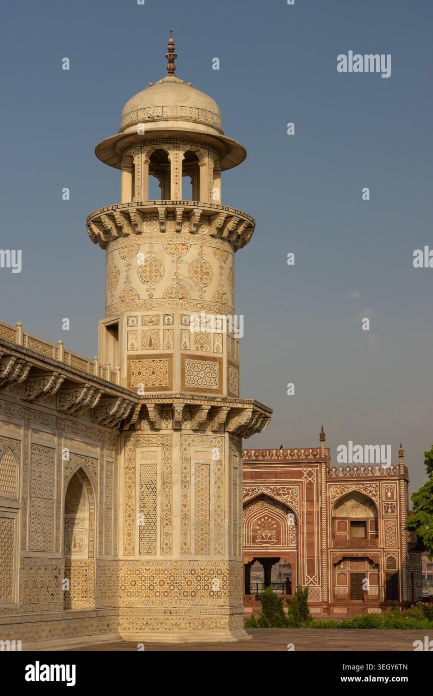 Minareto presso la tomba di i'timād-ud-Daulah, un bell'esempio di architettura moghul. Agra, Uttar Pradesh, India Foto Stock
