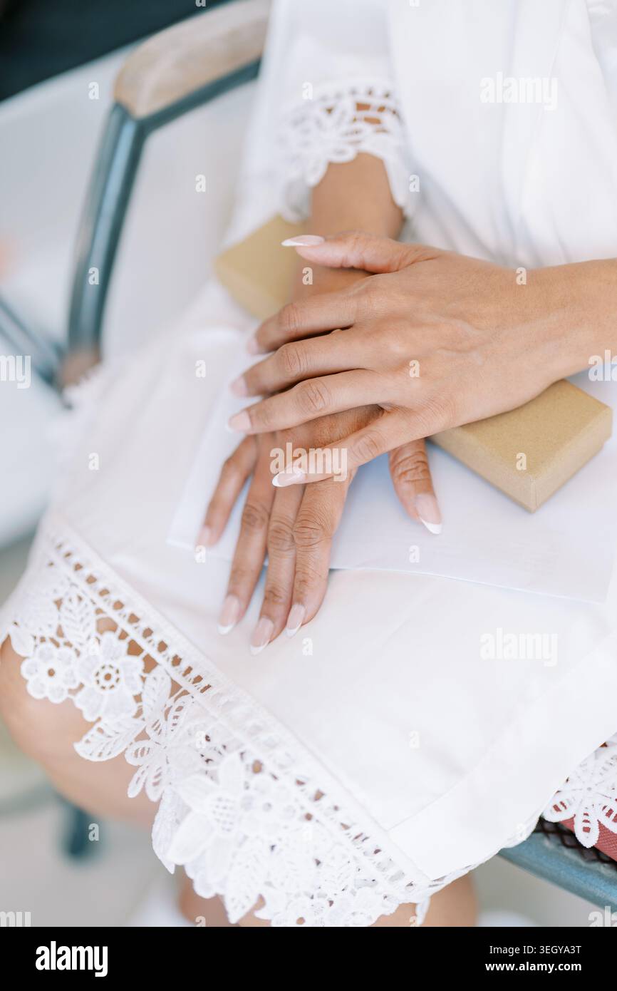 Decorazioni celestiali a mano nuziale. Concetti di decorazione delle mani nuptiali soprannaturali e design intricati Foto Stock