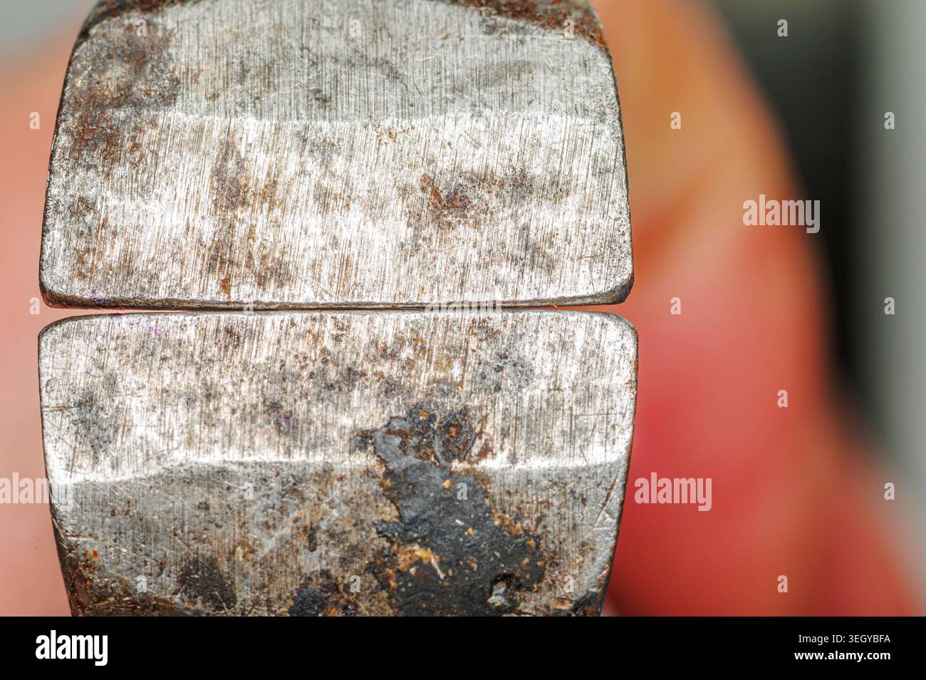 Primo piano di superfici metalliche usurate e arrugginite che mostrano consistenza e dettagli Foto Stock