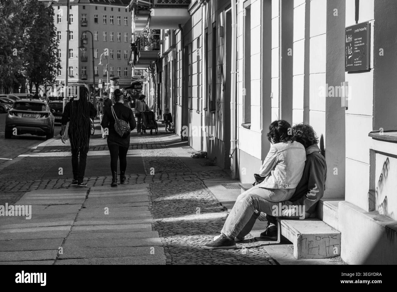 Paar sitzt bei schönem Wetter auf einer Treppe vor einem Wohnhaus in der Berliner Knaackstraße. / Una coppia è seduta sui gradini di fronte ad un condominio a Knaackstraße a Berlino, godendo del bel tempo. Paar *** Paar sitzt bei schönen Wetter auf einer Treppe vor einem Wohnhaus in der Berliner Knaackstraße Una coppia è seduta sui gradini di fronte a un condominio in Knaackstraße a Berlino, godendo del bel tempo Paar S-P202605167462.jpg Foto Stock