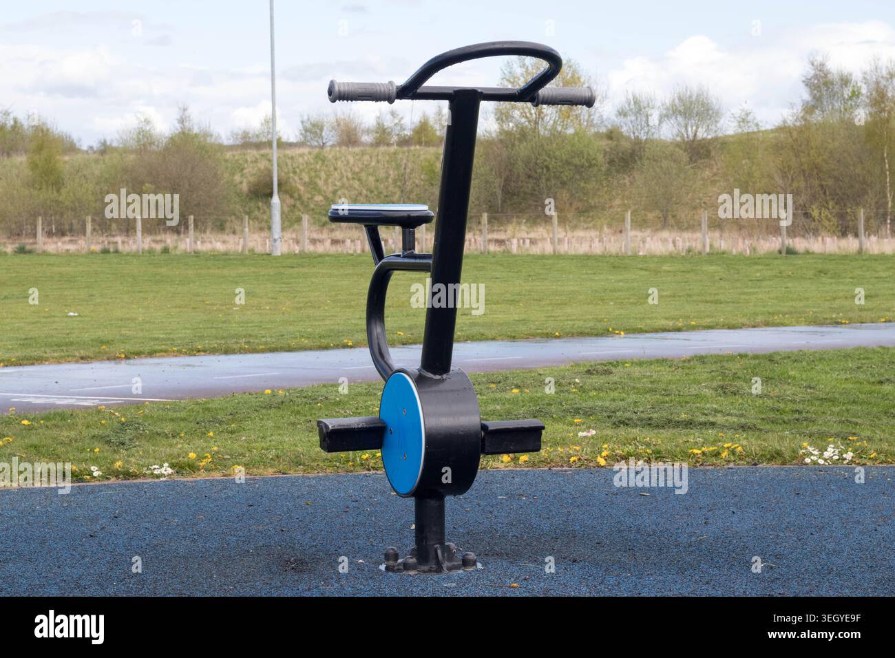 Cyclette, palestra all'aperto con attrezzature per esercizi Foto Stock