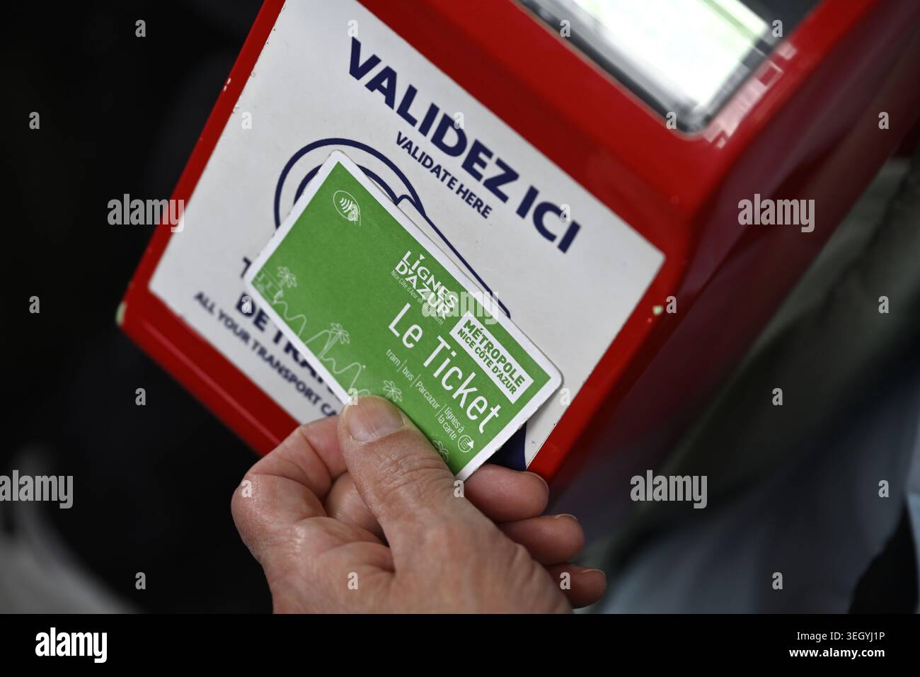 Il pass elettronico per l'autobus viene utilizzato per essere utilizzato quando si viaggia con i mezzi pubblici a Nizza in Francia Foto Stock
