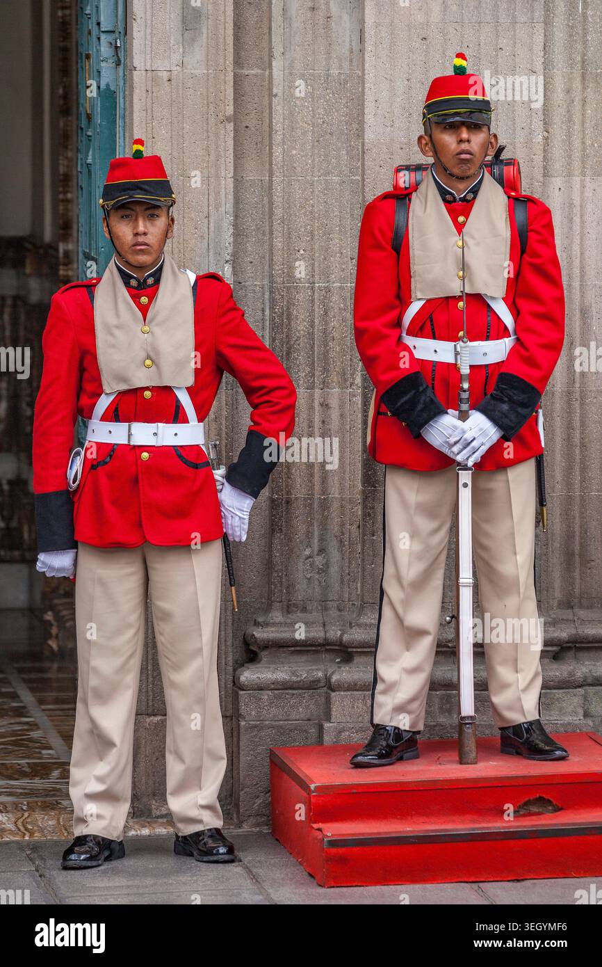 Guardie cerimoniali al Palazzo Presidenziale, Palacio Quemado, in Plaza Murillo, la Paz, Bolivia Foto Stock