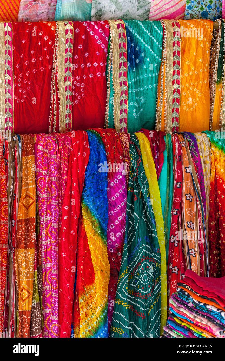 Esposizione colorata di tessuti in un mercato di Jaipur Foto Stock