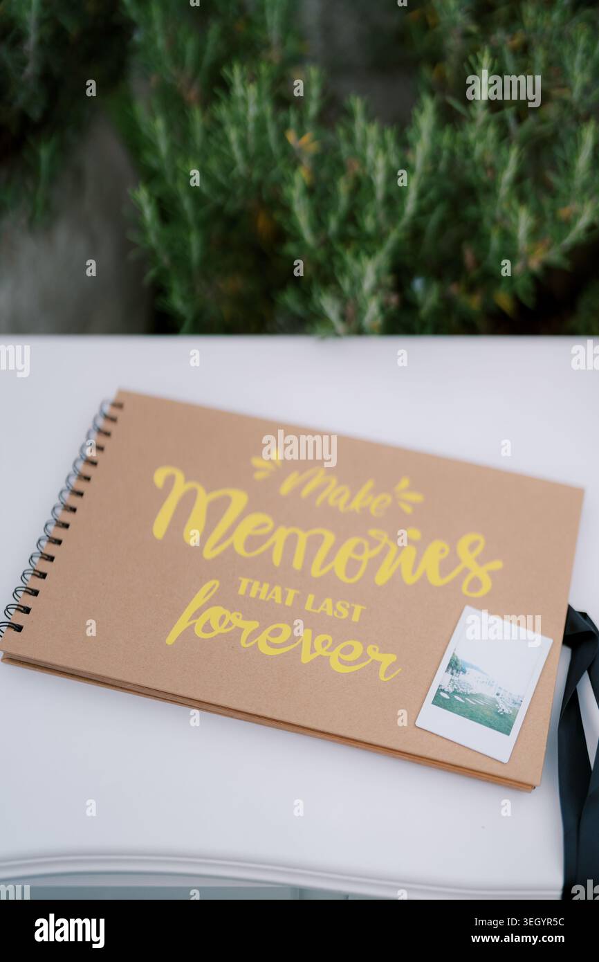 Memory Book con rilegatura a spirale e Instant Photo on Table Foto Stock