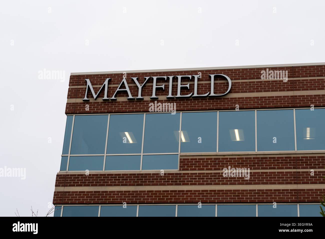 Closeup Mayfield firma sull'edificio della clinica Mayfield Brain and spine in Centre Pointe Drive a West Chester, Ohio, USA. Foto Stock
