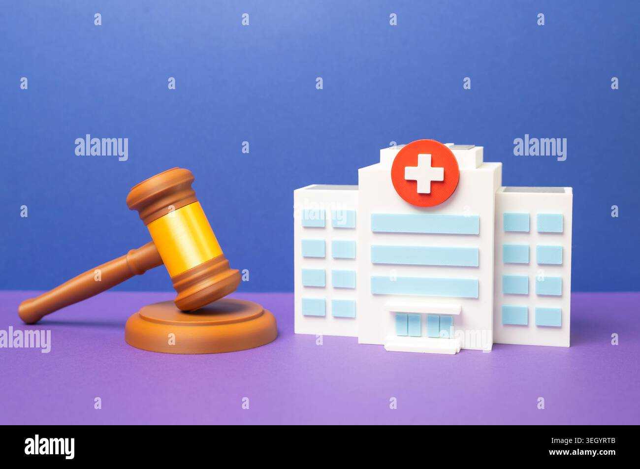 Decisione dell'ospedale e del tribunale. Caso giudiziario. Risarcimento danni, richieste di indennizzo assicurativo e controversie riguardanti responsabilità sanitarie e responsabilità legale. Foto Stock