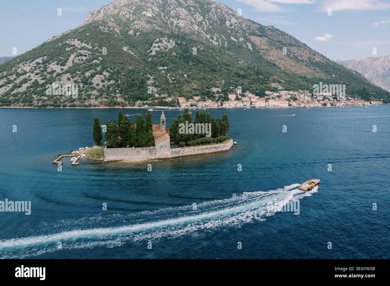 Isola di San Giorgio e Perast con sfondo montano nella baia di Cattaro in Montenegro Foto Stock