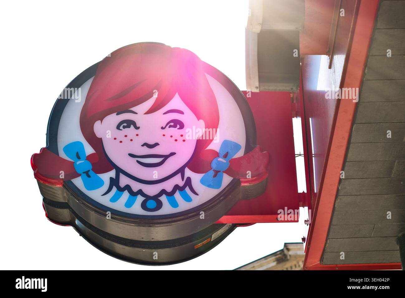 Toronto, Ontario, Canada - 17 maggio 2026: Vista ad angolo basso del logo del ristorante Wendys e della segnaletica del punto vendita contro il cielo, che mostra la velocità riconoscibile Foto Stock