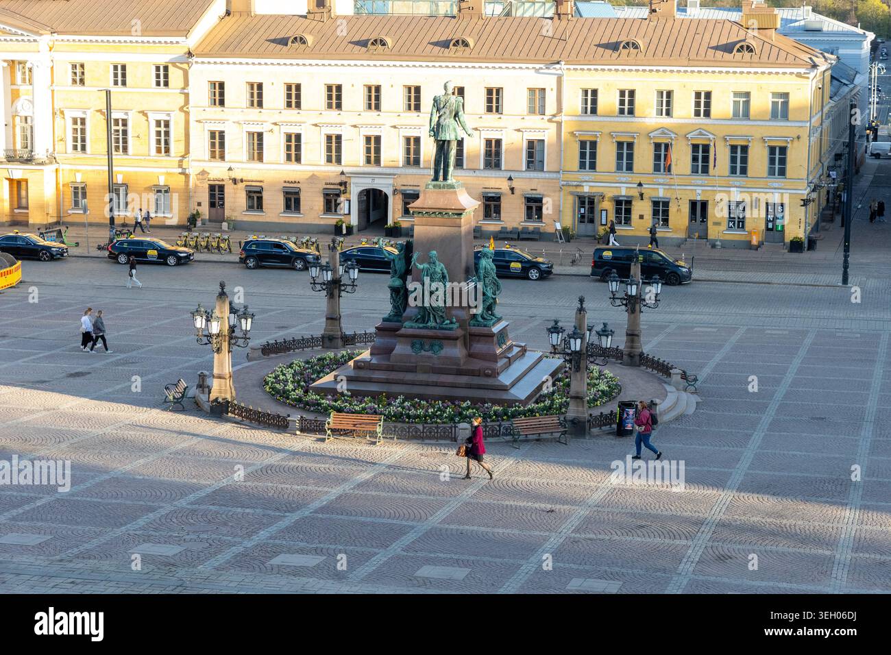 Piazza del Senato (in finlandese Senaatintori) è una piazza nel centro di Helsinki, circondata da molti edifici pubblici. Foto Stock