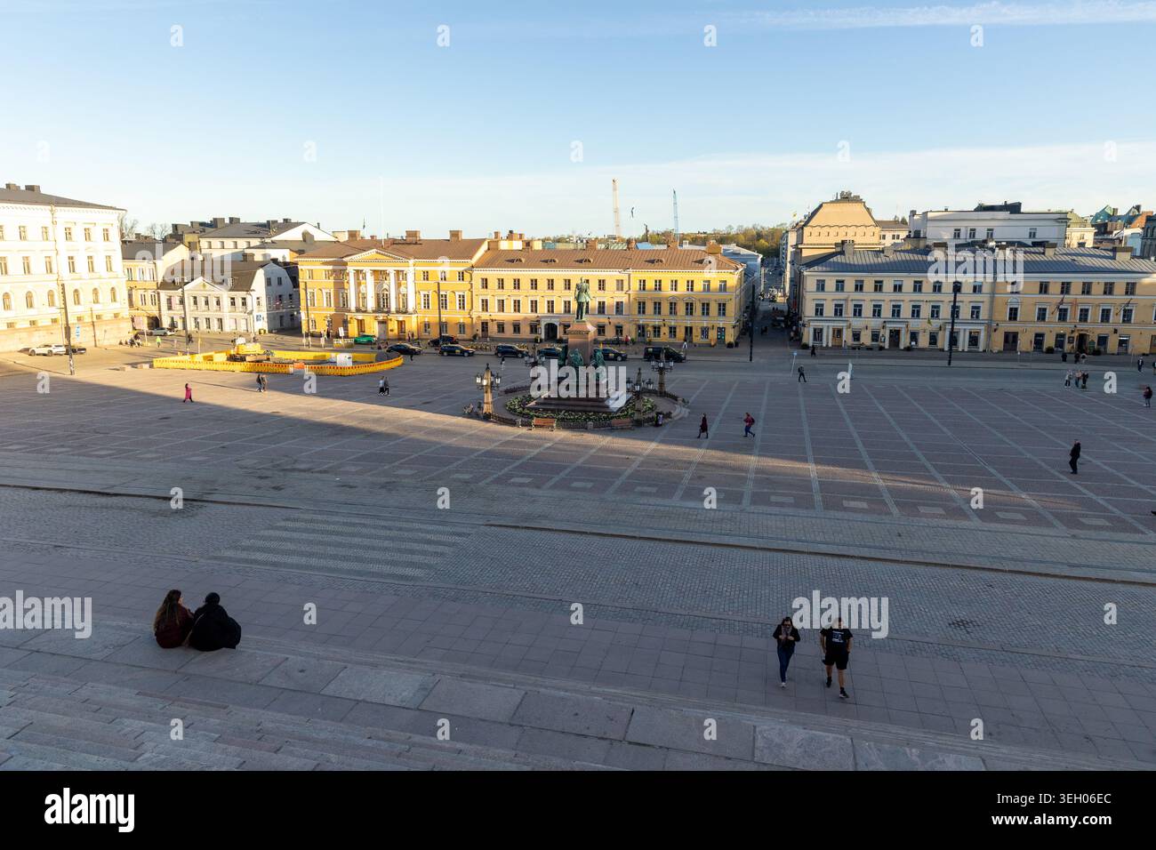 Piazza del Senato (in finlandese Senaatintori) è una piazza nel centro di Helsinki, circondata da molti edifici pubblici. Foto Stock