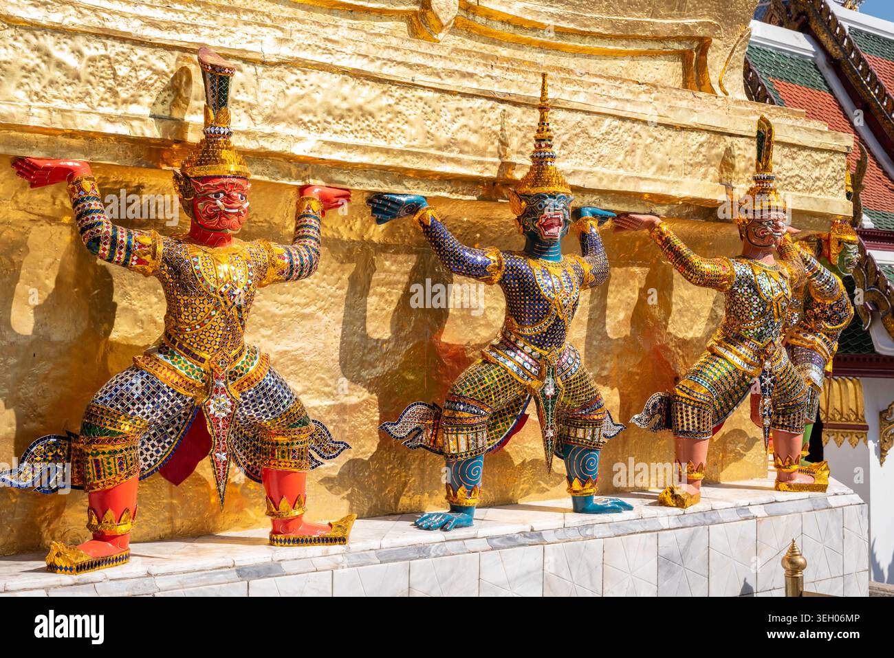 Yakshas regge un chedi dorato al Wat Phra Kaew, Grand Palace, Bangkok, Thailandia Foto Stock