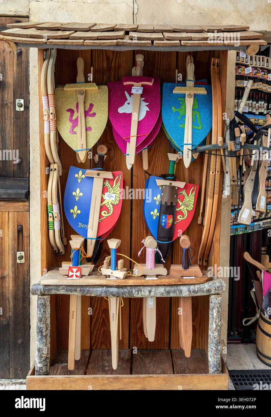 Scudi giocattolo e spade Bergerac Francia Foto Stock