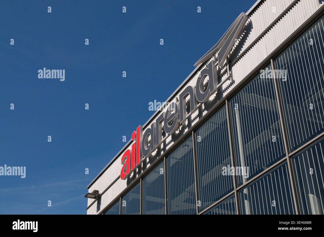 Lugano, Ticino, Svizzera - 21 maggio 2026: Primo piano ad angolo basso del cartello e logo AIL Arena sulla facciata moderna del nuovo stadio FC Lugano Foto Stock