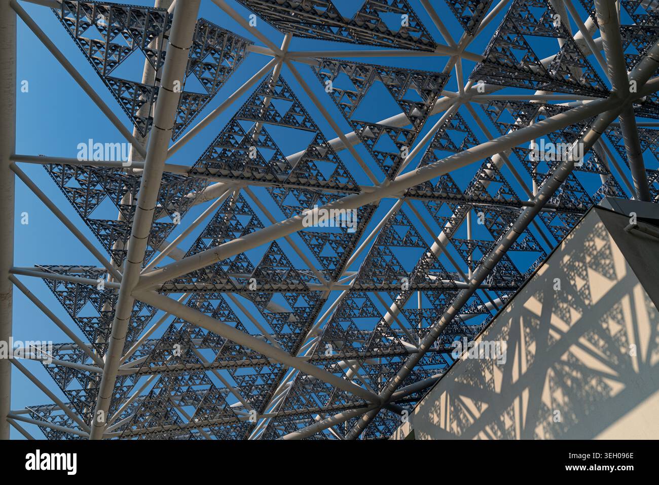 TAINAN, TAIWAN: Futuristica vista esterna architettonica della spettacolare struttura del tetto frattale presso il Tainan Art Museum Building 2. Foto Stock