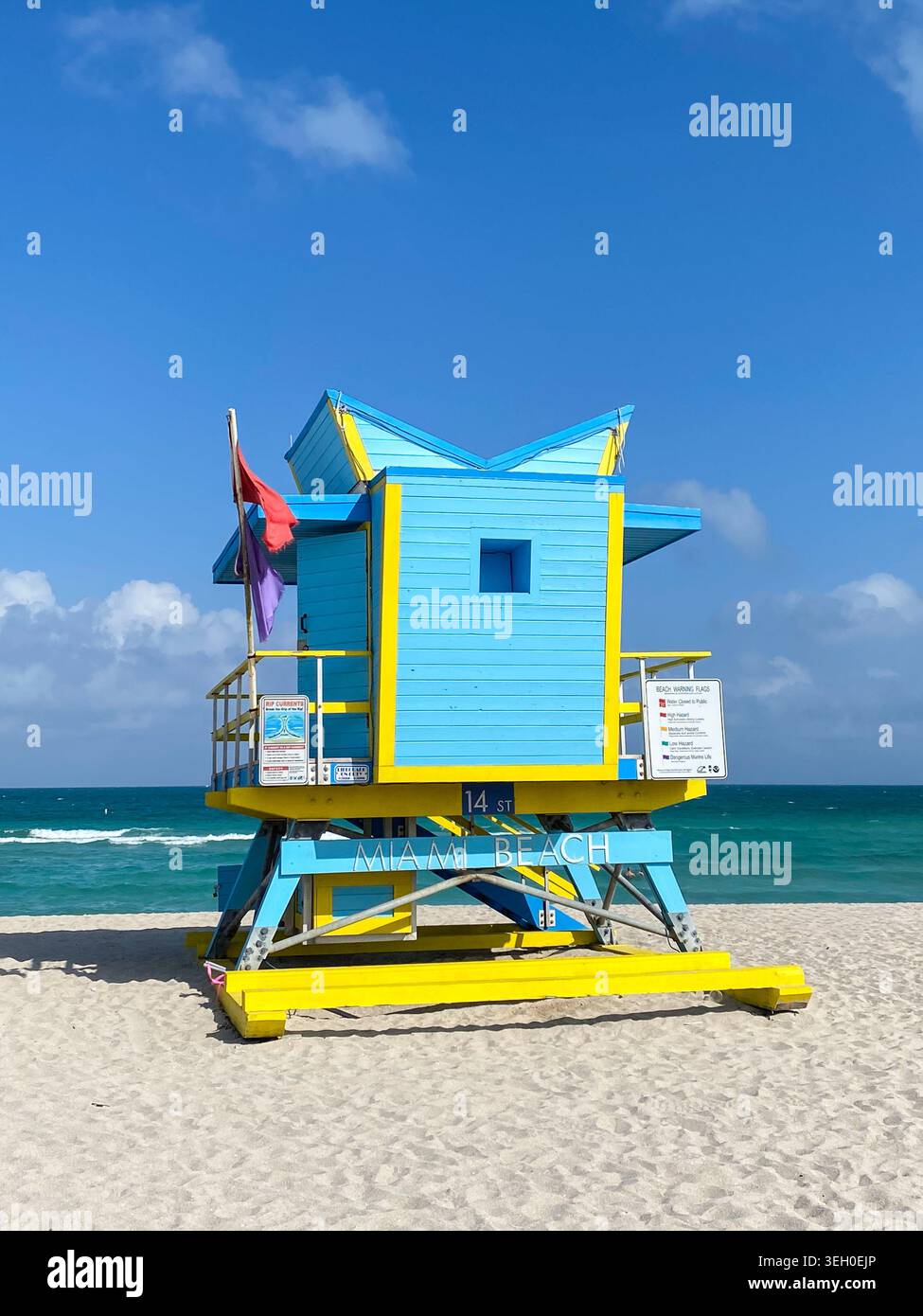 Miami Beach, Florida, Stati Uniti - maggio 2026: Colorata torre bagnino a South Beach a Miami Beach con oceano turchese e costa sabbiosa in una giornata di sole. - Immagine stock catturata con smartphone