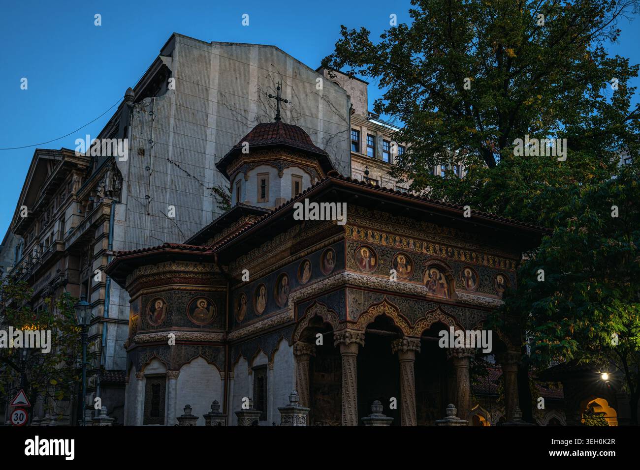 Storica chiesa del monastero di Stavropoleos con splendidi affreschi al crepuscolo a Bucarest, Romania Foto Stock