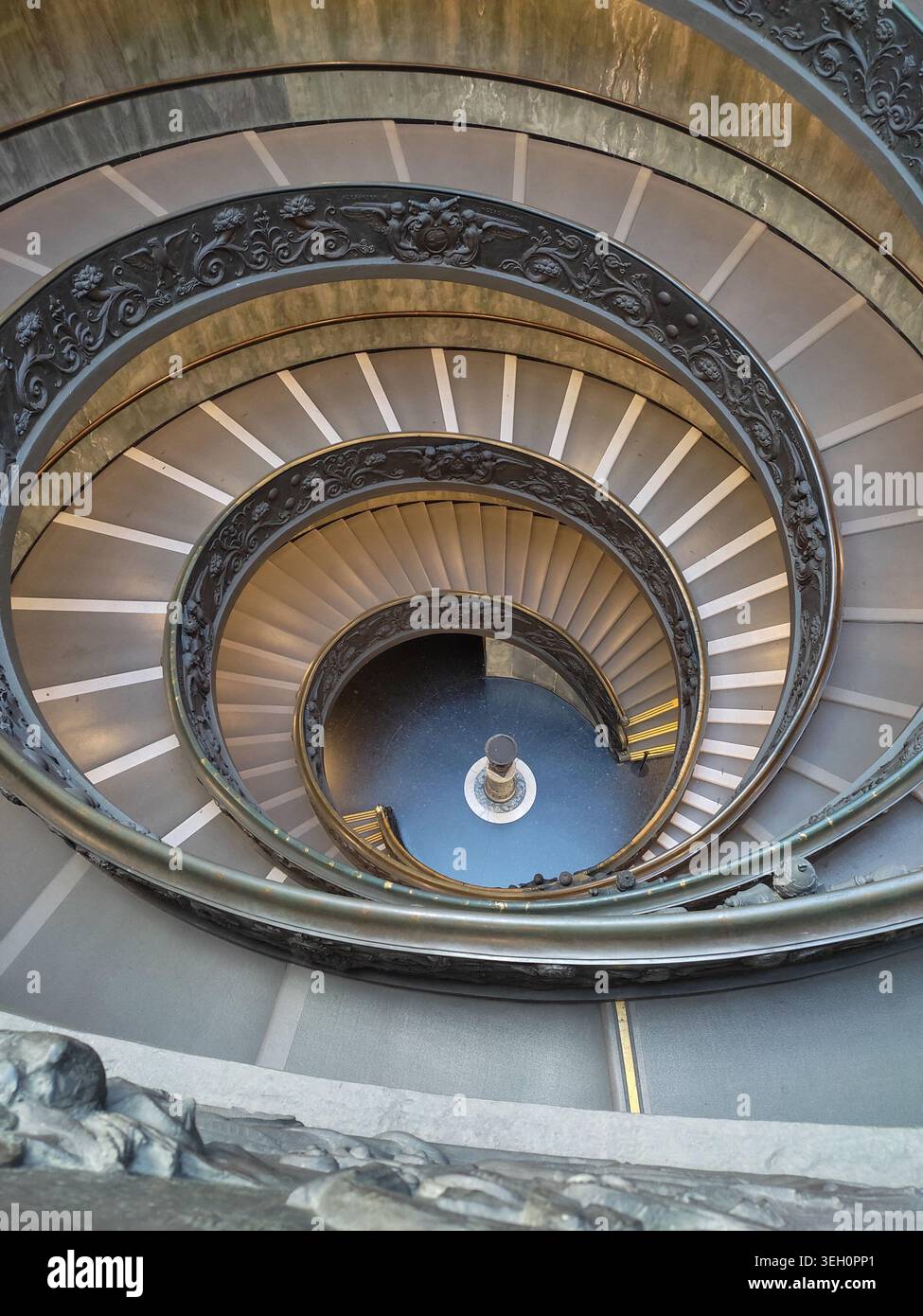 Dettaglio architettonico della famosa scalinata del Bramante presso i Musei Vaticani, città del Vaticano - Immagine stock catturata con smartphone