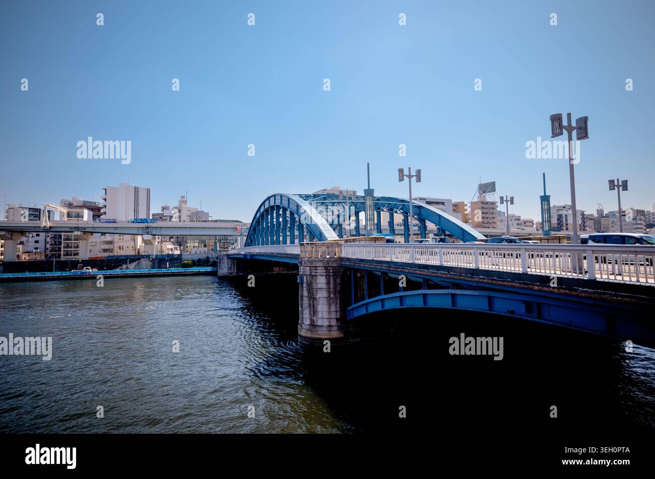 Ponte azumabashi che attraversa il fiume Sumida vicino al quartiere Asakusa di Tokyo, Giappone. Foto Stock
