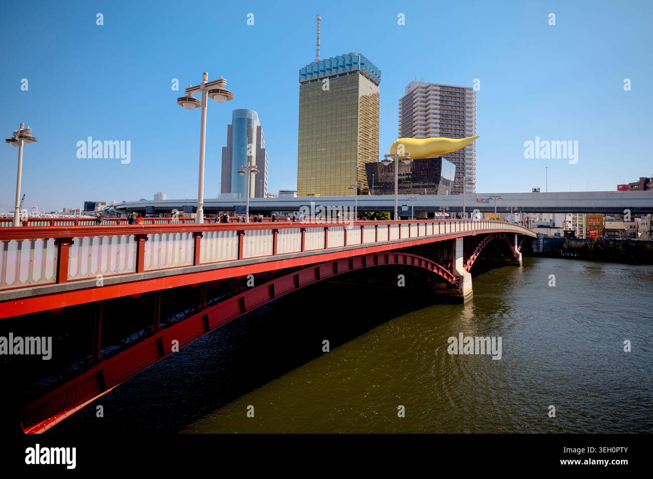 Ponte Komagata che attraversa il fiume Sumida con lo skyline di Tokyo sullo sfondo, Giappone. Foto Stock