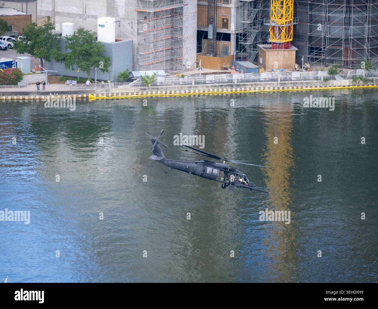Tampa, Florida, Stati Uniti. 20 maggio 2026. Un MH-60 Black Hawk dell'esercito statunitense si arenò sul canale di Garrison, mentre si schiantava contro le armi montate Foto Stock