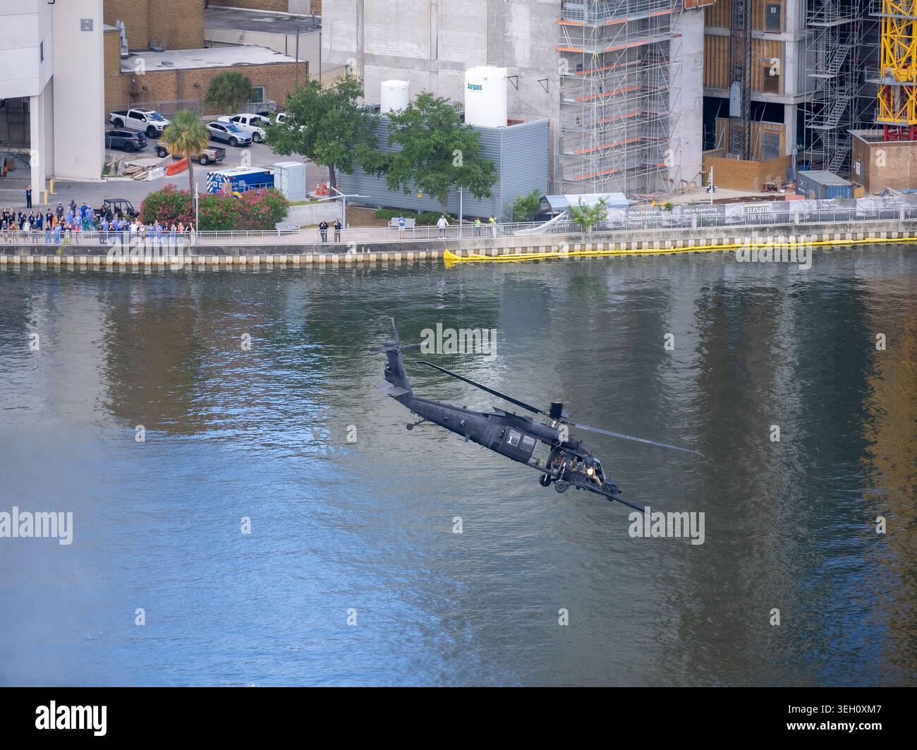 Tampa, Florida, Stati Uniti. 20 maggio 2026. Un MH-60 Black Hawk dell'esercito statunitense si arenò sul canale di Garrison, il suo cannone porta dietro un'arma montata come spe Foto Stock