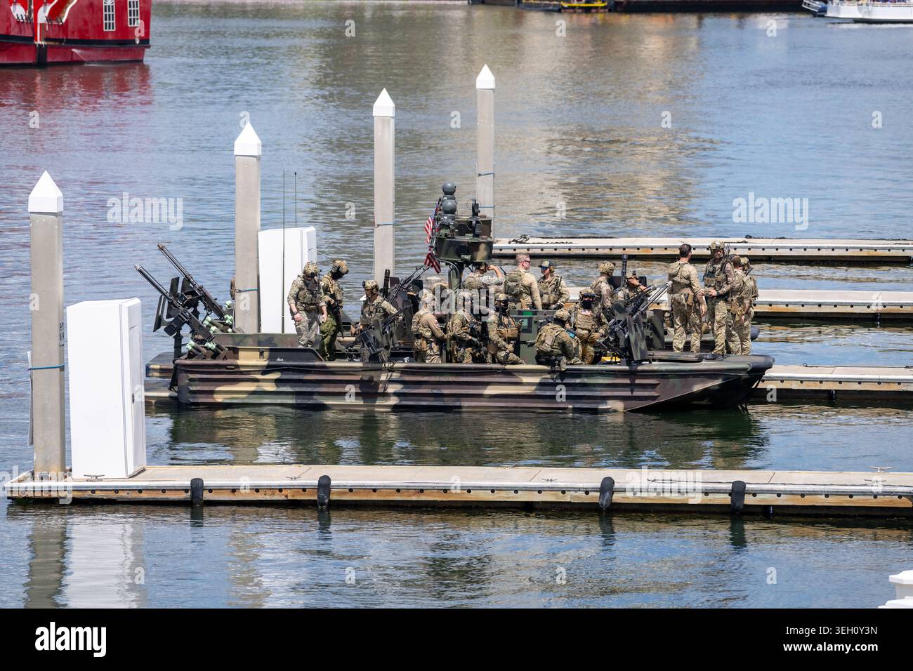 Tampa, Florida, Stati Uniti. 20 maggio 2026. Un'imbarcazione fluviale mimetizzata per operazioni speciali, armi battenti bandiera degli Stati Uniti e servite dall'equipaggio, comandate a prua e a poppa, è packe Foto Stock