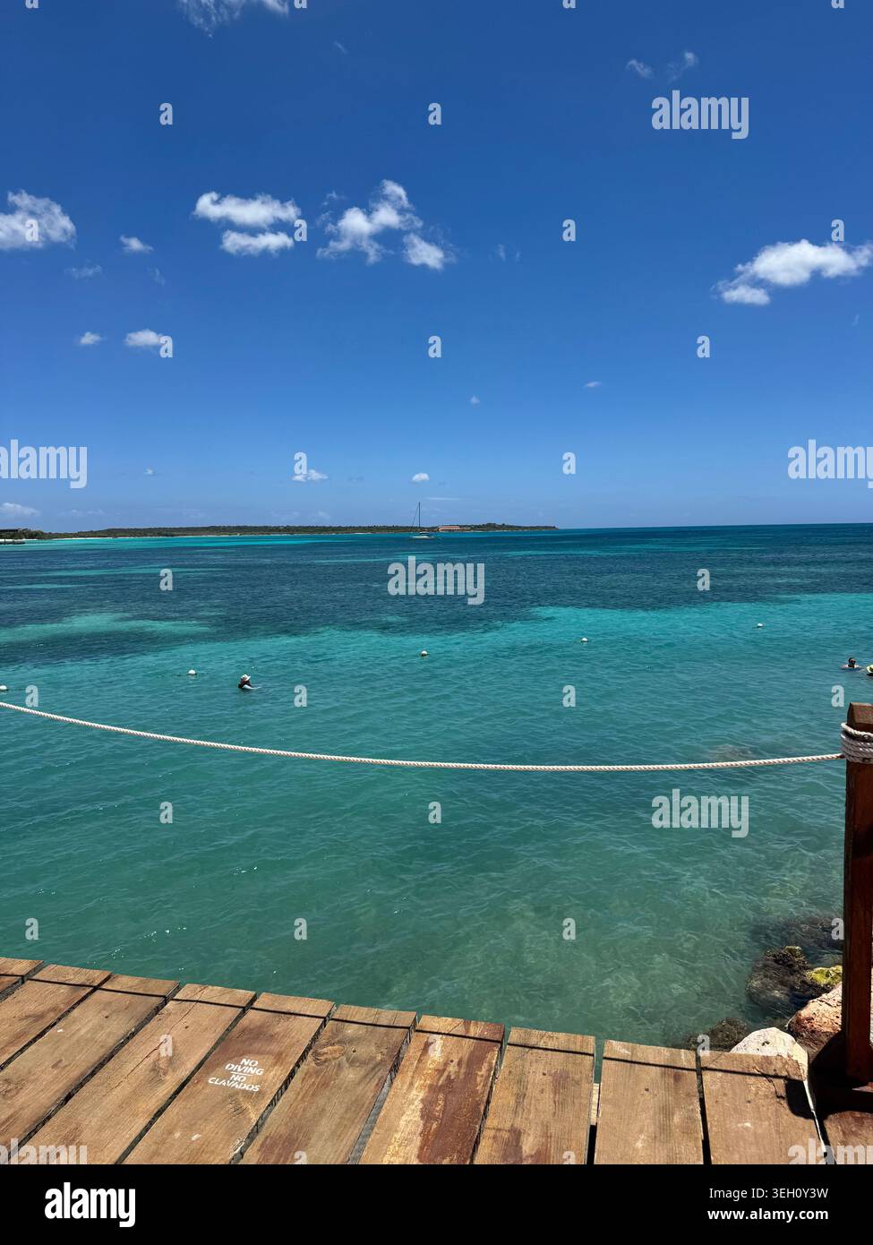 Ampia vista del mare tropicale calmo e turchese che si estende fino all'orizzonte sotto un cielo blu luminoso a CABO ROJO - Immagine stock catturata con smartphone
