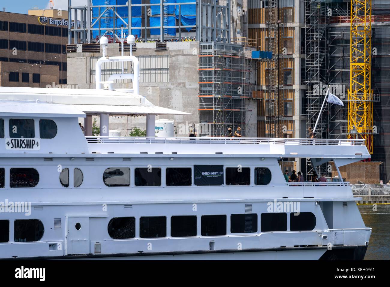 Tampa, Florida, Stati Uniti. 20 maggio 2026. I giocatori di ruolo che si fingono forze dell'opposizione si riuniscono sul ponte superiore dello Yacht Starship, marchiato per il cliente charter Kine Foto Stock