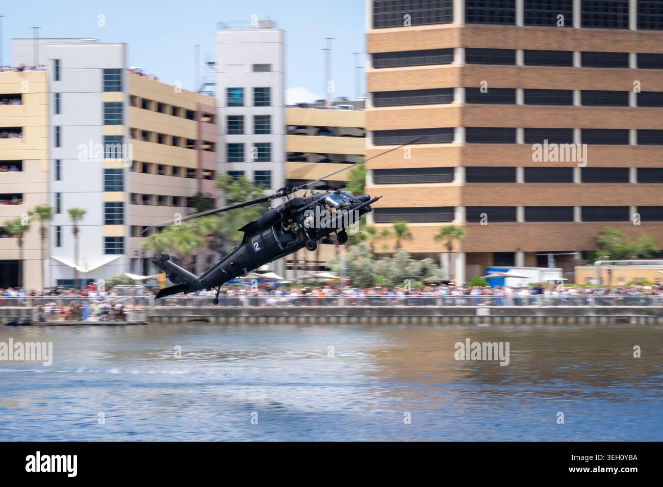 Tampa, Florida, Stati Uniti. 20 maggio 2026. Un MH-60 Black Hawk dell'esercito statunitense, coda numero '2', sponde molto basse sul canale di Garrison tra la Convenzione di Tampa CE Foto Stock